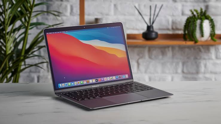 The MacBook Air M1 drops back down to $900 at Amazon.